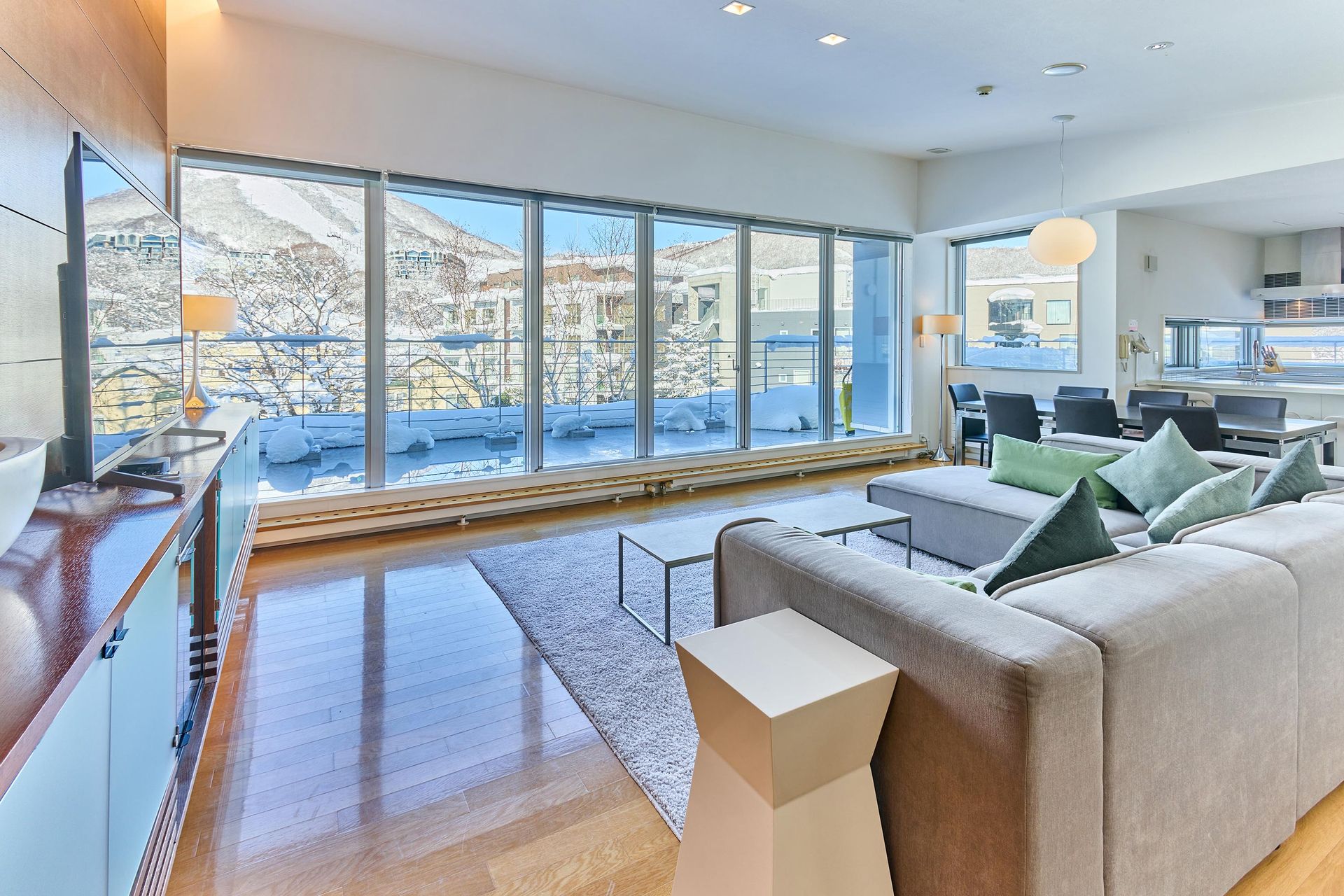 Youtei Tracks 2 Bedroom Penthouse with Jacuzzi