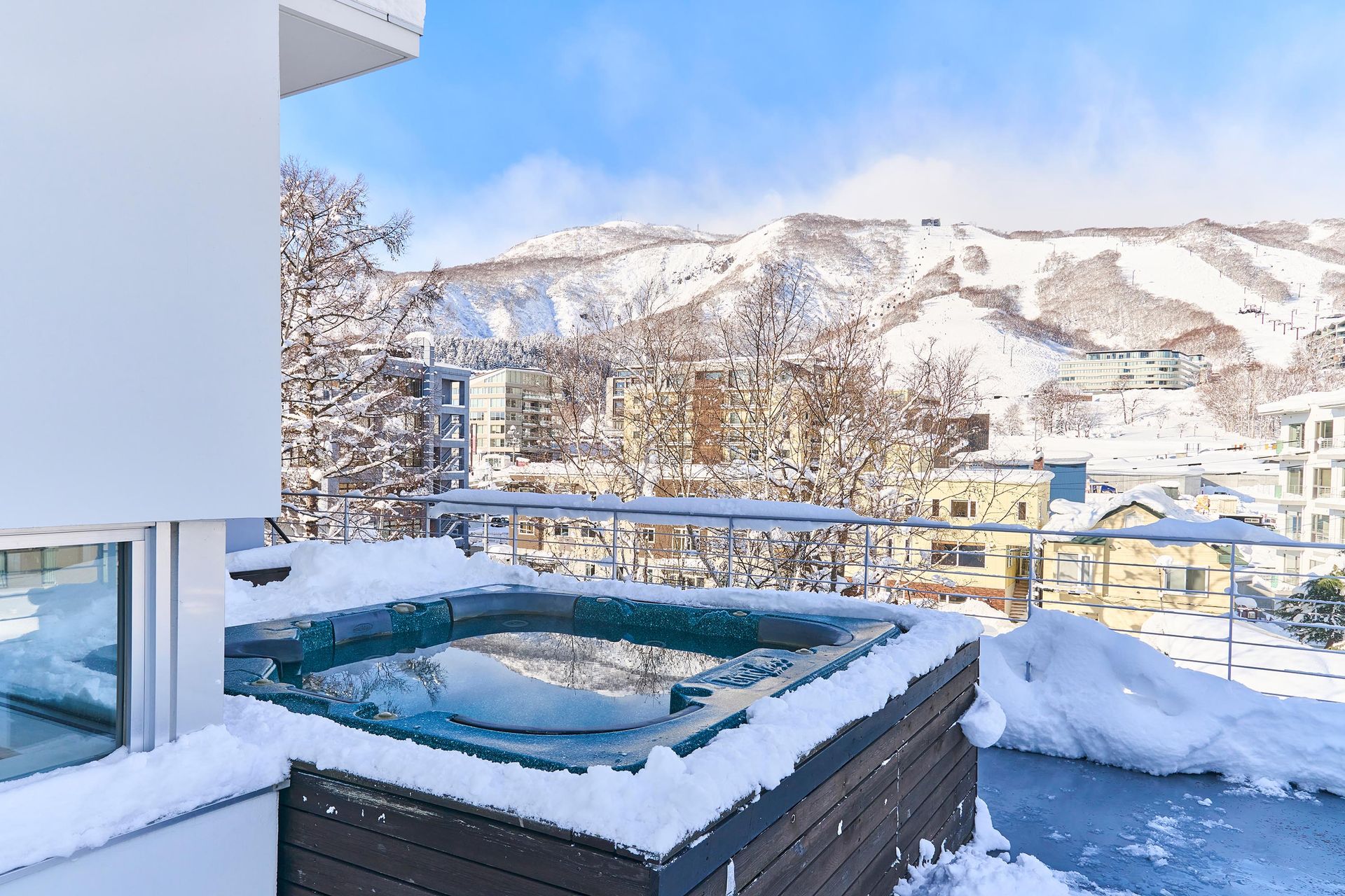 Youtei Tracks 2 Bedroom Penthouse with Jacuzzi
