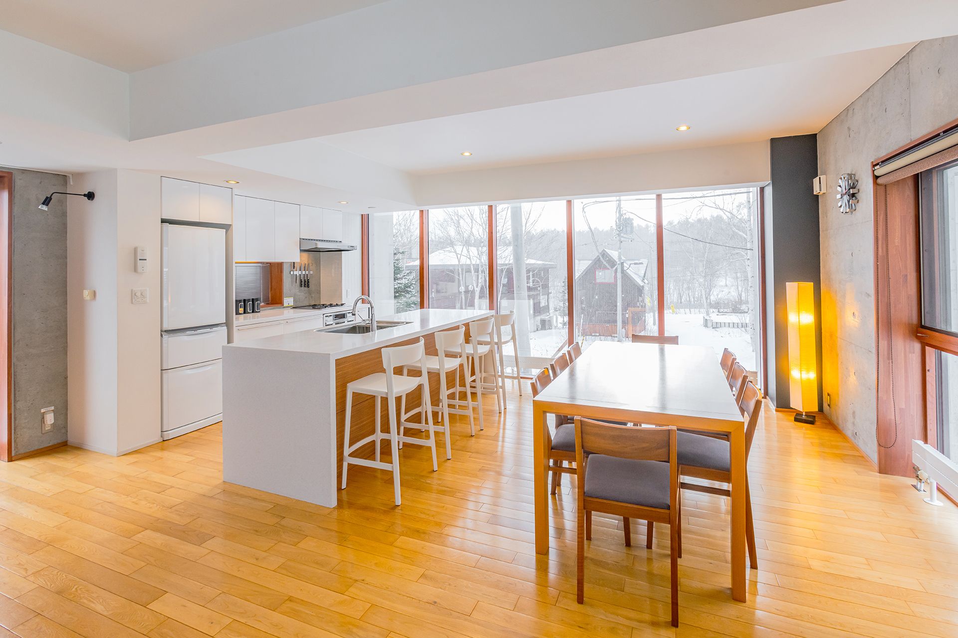 コンクリート 3ベッドルーム ・ジャグジー付き