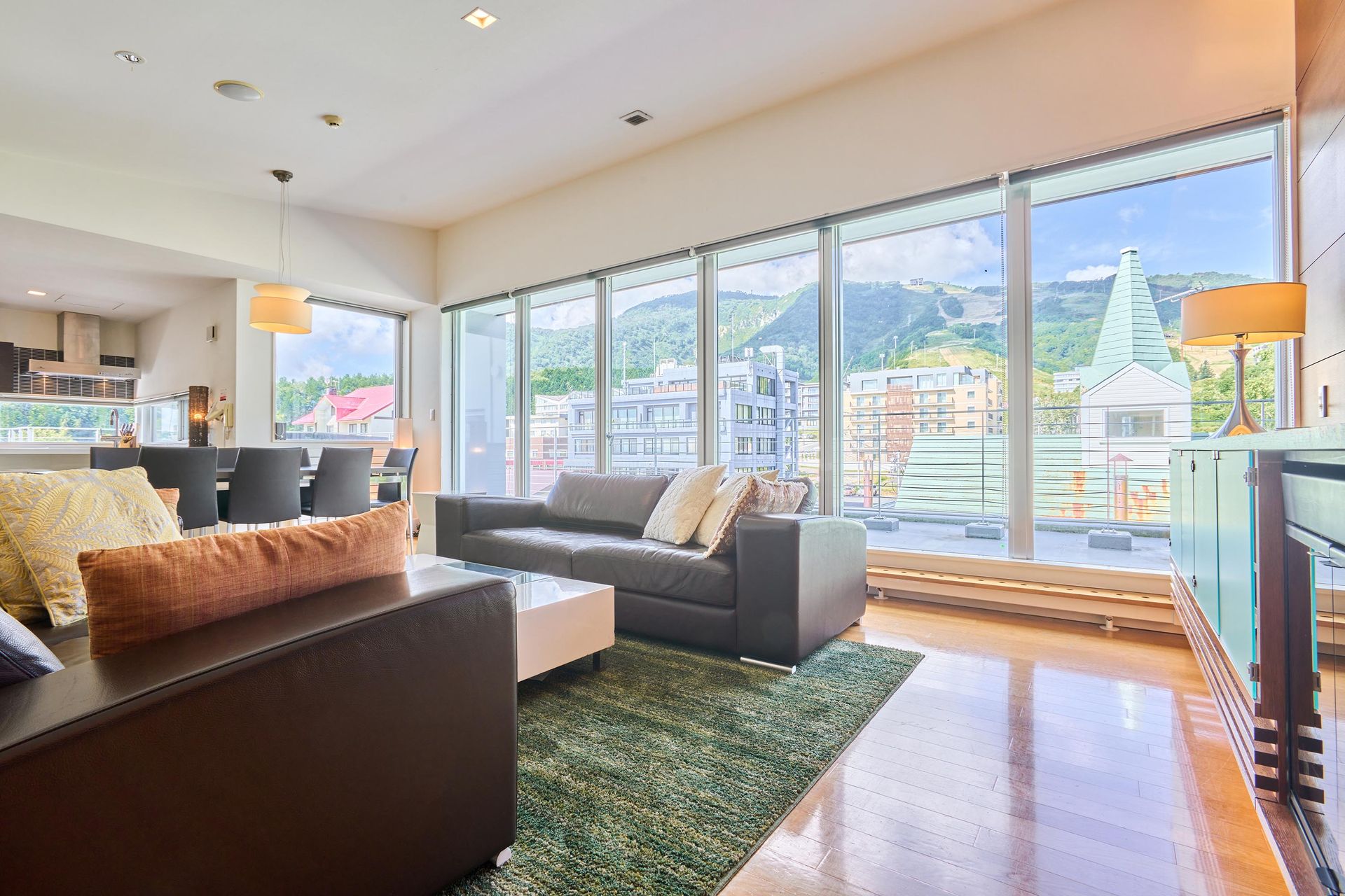 Youtei Tracks 3 Bedroom Penthouse with Jacuzzi