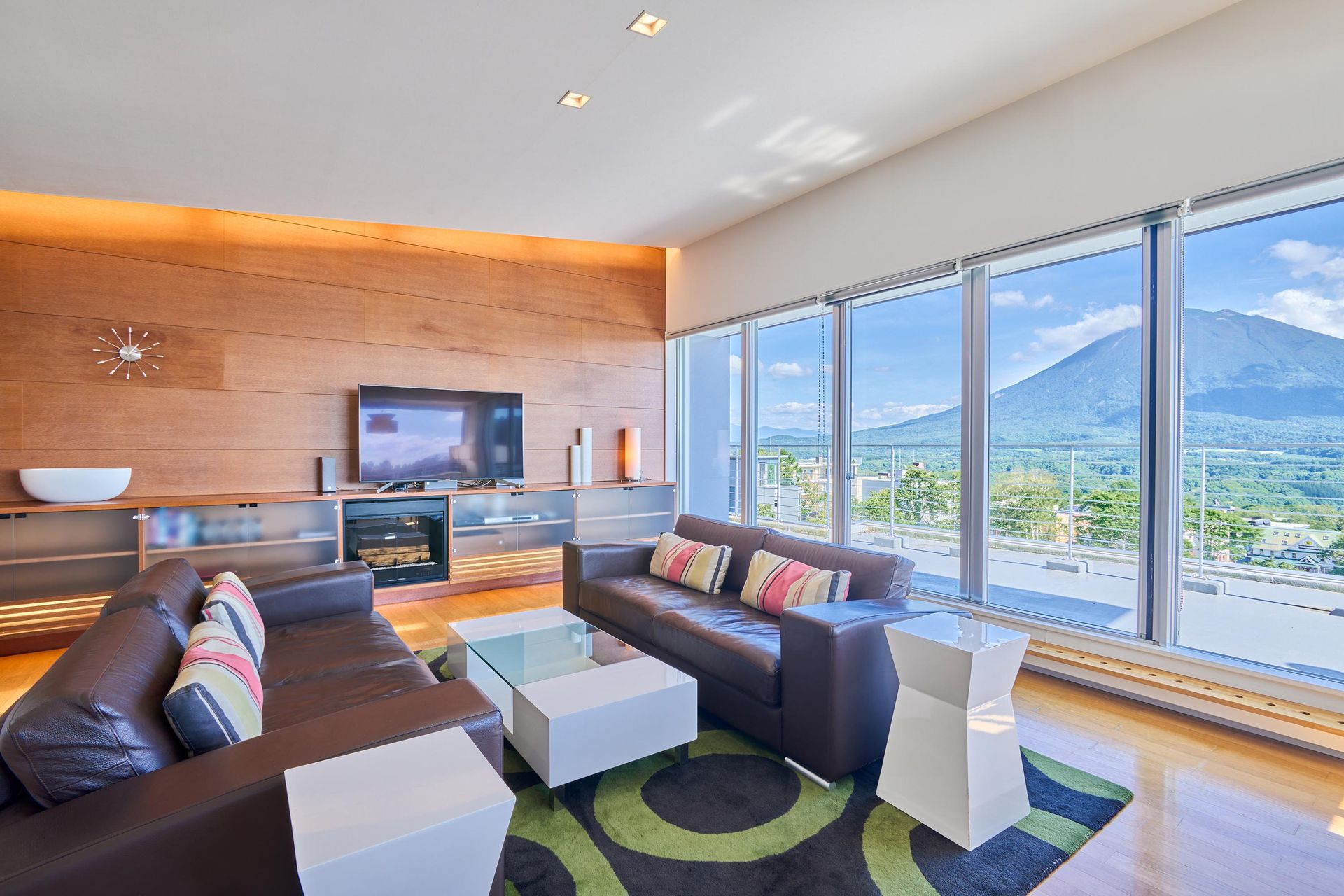 Youtei Tracks 2 Bedroom Penthouse with Jacuzzi